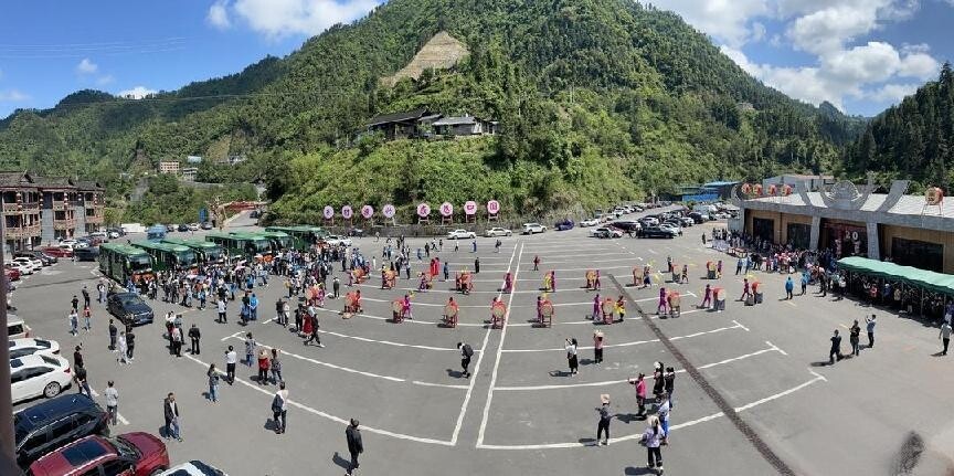 戎吾苗寨暑期游客倍增 非遗体验带火苗乡旅