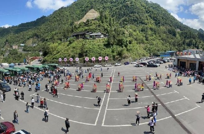 湘西古丈县：戎吾苗寨暑期游客倍增 非遗体验带火苗乡旅