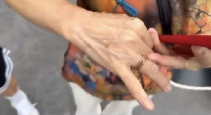 古丈消防暖心救援 免费帮老人摘除卡手戒指