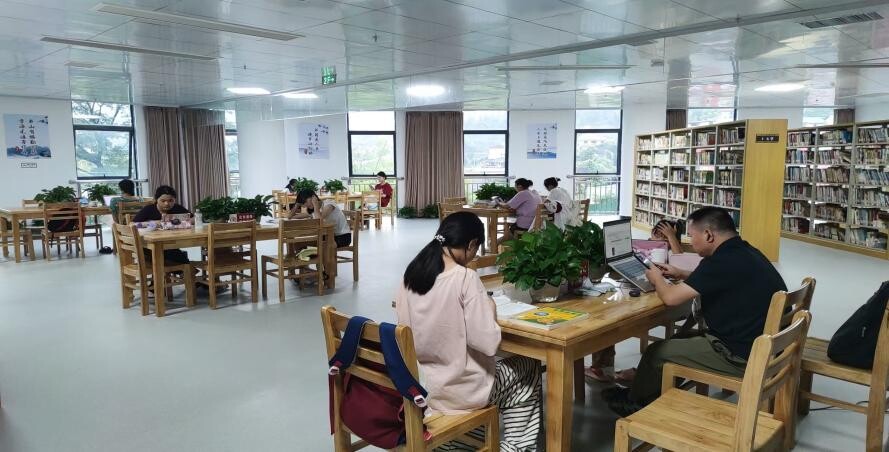 图书馆内人气旺  书香清凉度暑天