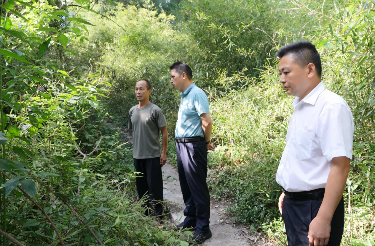 滕朝輝暗訪檢查生態(tài)環(huán)境突出問題排查整治工作 堅決徹底完成整治任務(wù) 堅定不移守護好綠水青山
