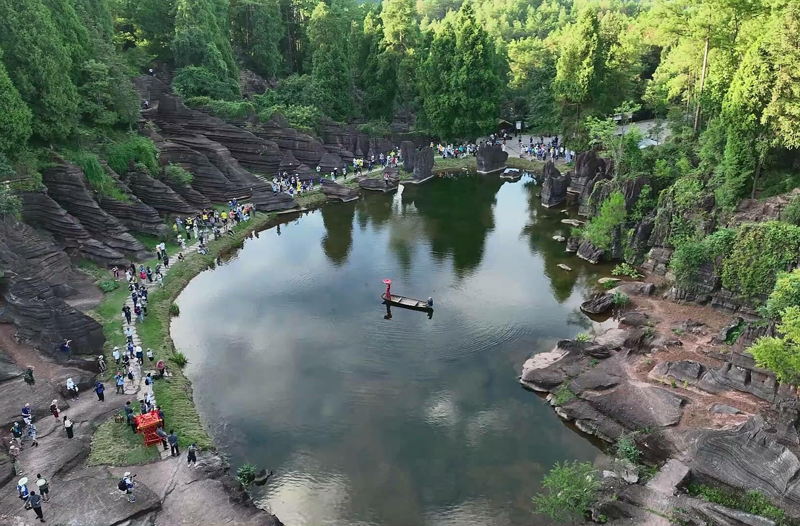 第九屆世界攝影大會“發(fā)現(xiàn)湖南 走進(jìn)湘西”采風(fēng)活動走進(jìn)古丈紅石林