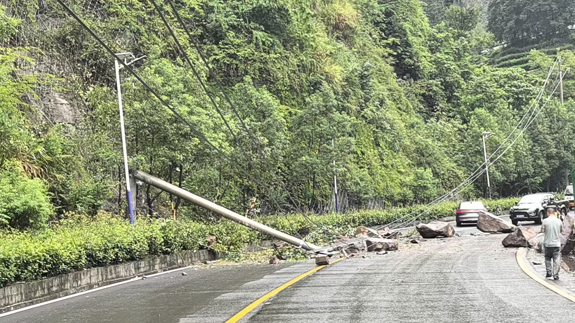 G352线太平村路段突发落石垮塌，公路联合多部门作战6小时恢复全线畅通