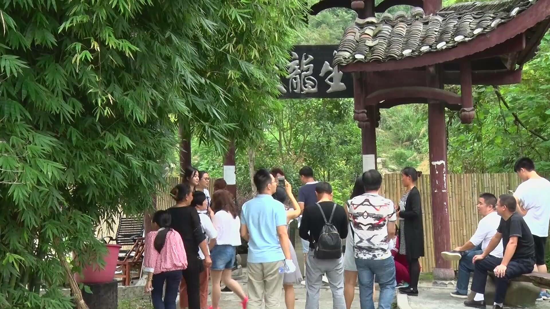 州庆期间坐龙峡自驾游火爆 周边游客纷至沓来