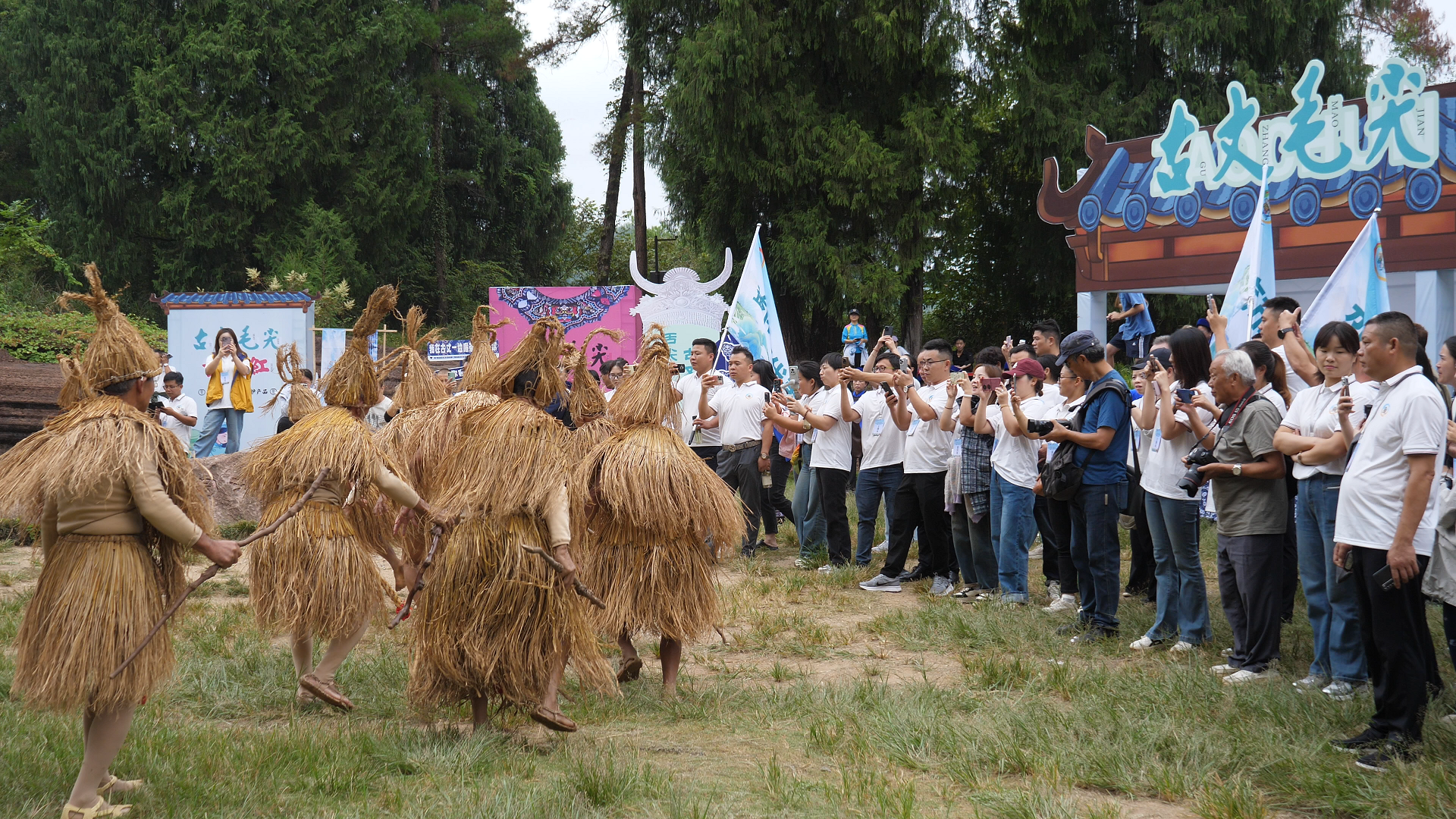 主播沉浸式体验丰收节：摸鱼、赏景、话丰收 解锁乡村丰收新玩法