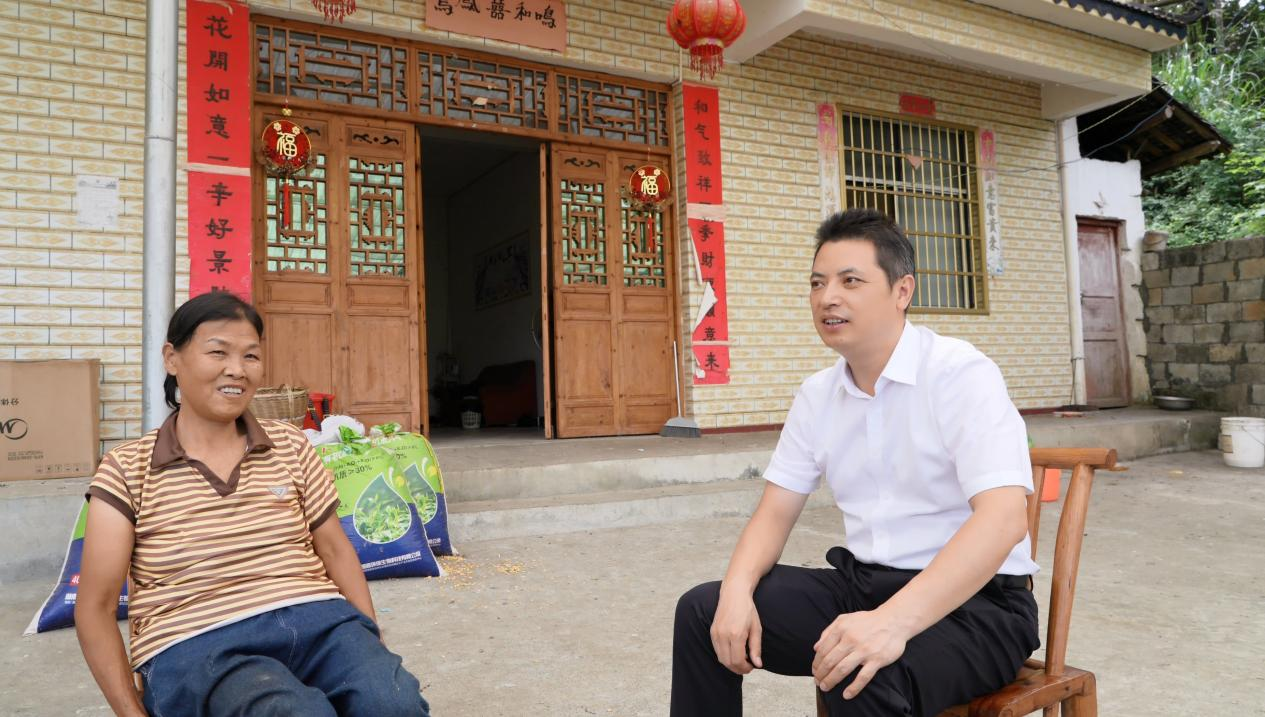 滕朝辉到断龙山镇调研乡村振兴并走访结对帮扶对象