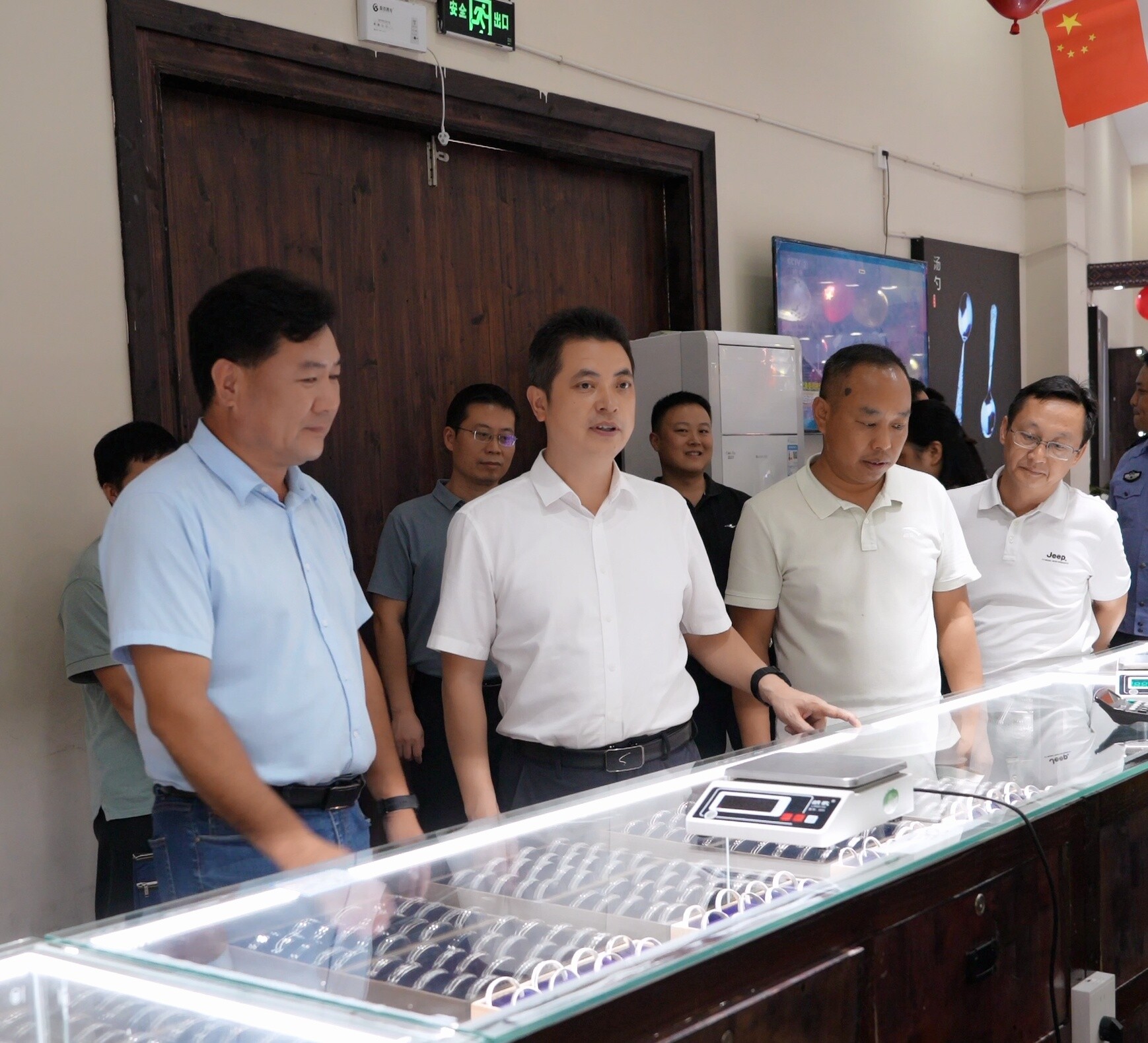 滕朝辉到默戎镇督导检查时强调：抓牢风险防范 强化服务保障 全力营造安全欢乐祥和的节日环境