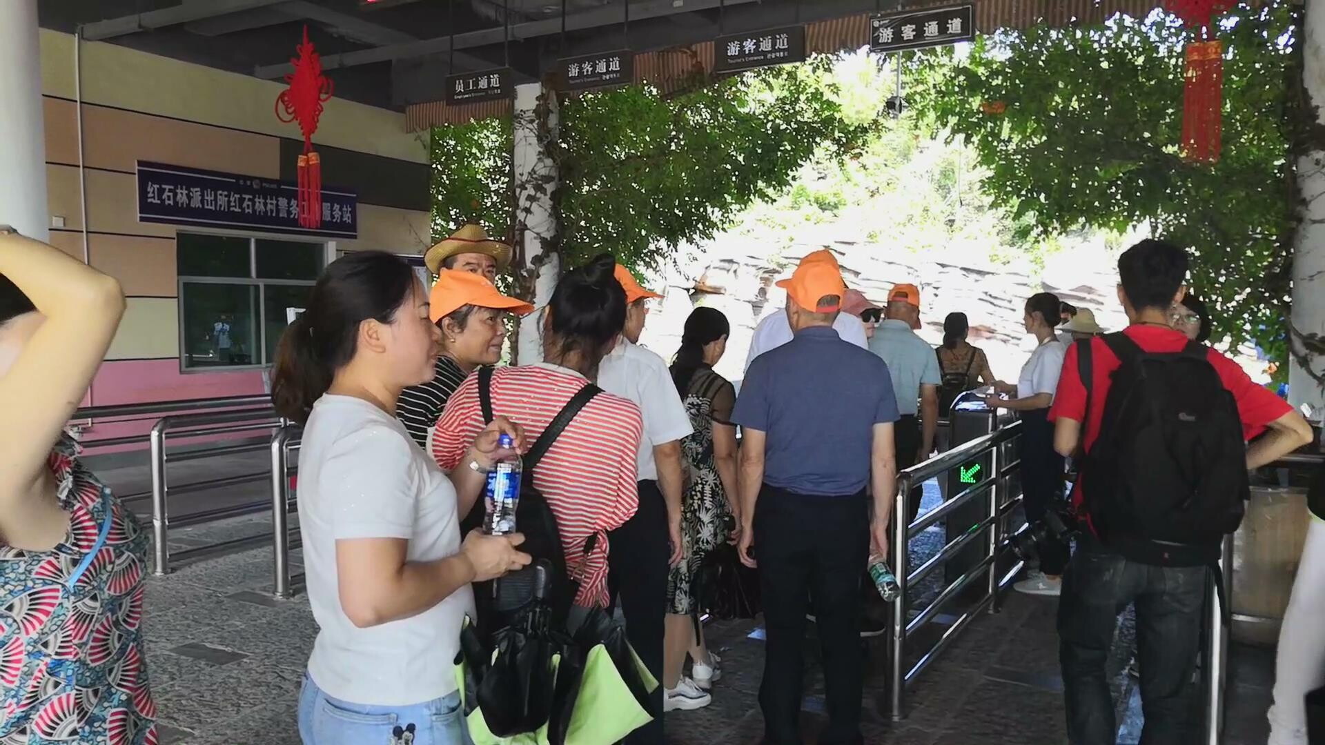 古丈红石林景区国庆假期迎客同比增长，自驾家庭游成主流
