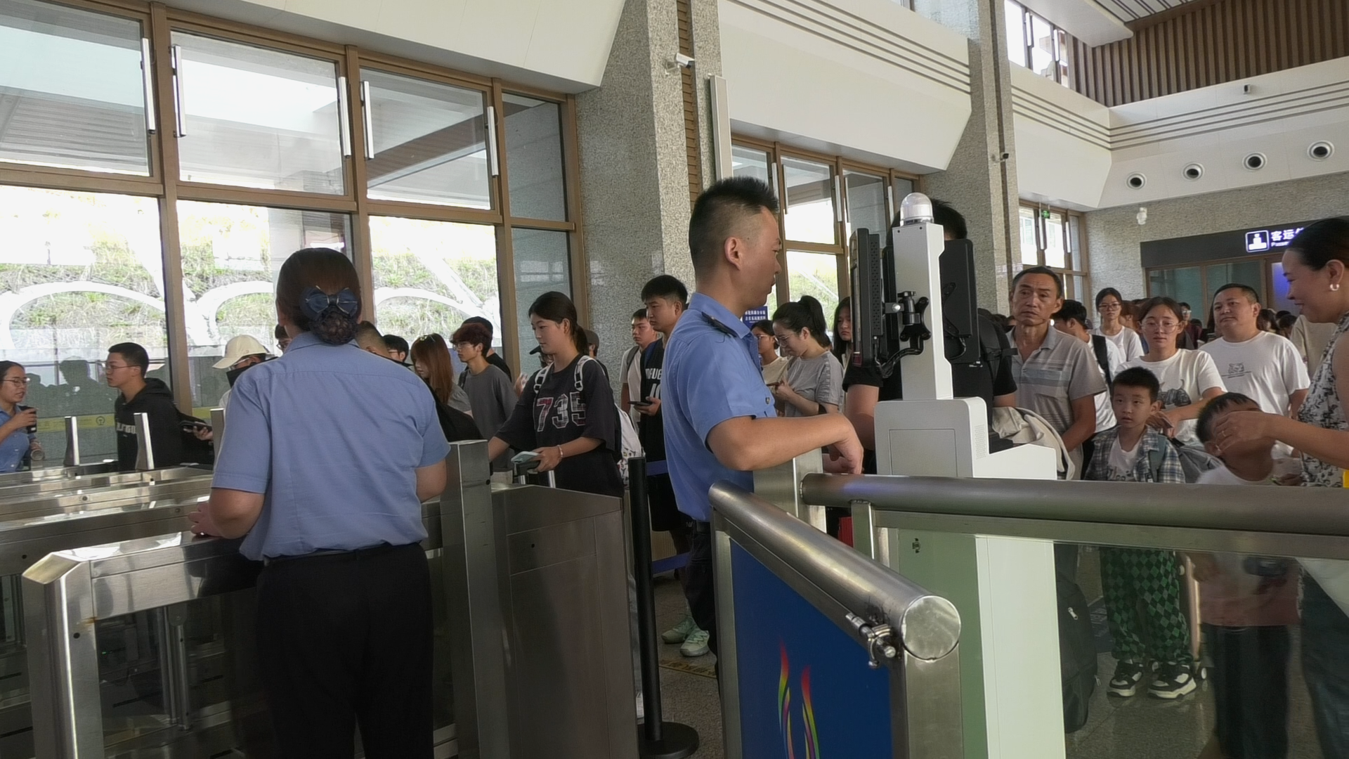 古丈西站多措并举护航“双节”返程高峰