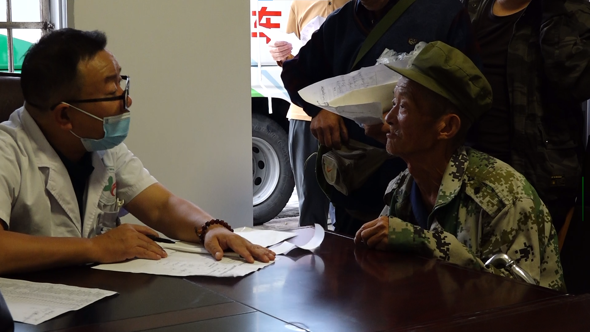 金秋巡诊暖人心 湘西古丈为优抚对象“上门送健康”