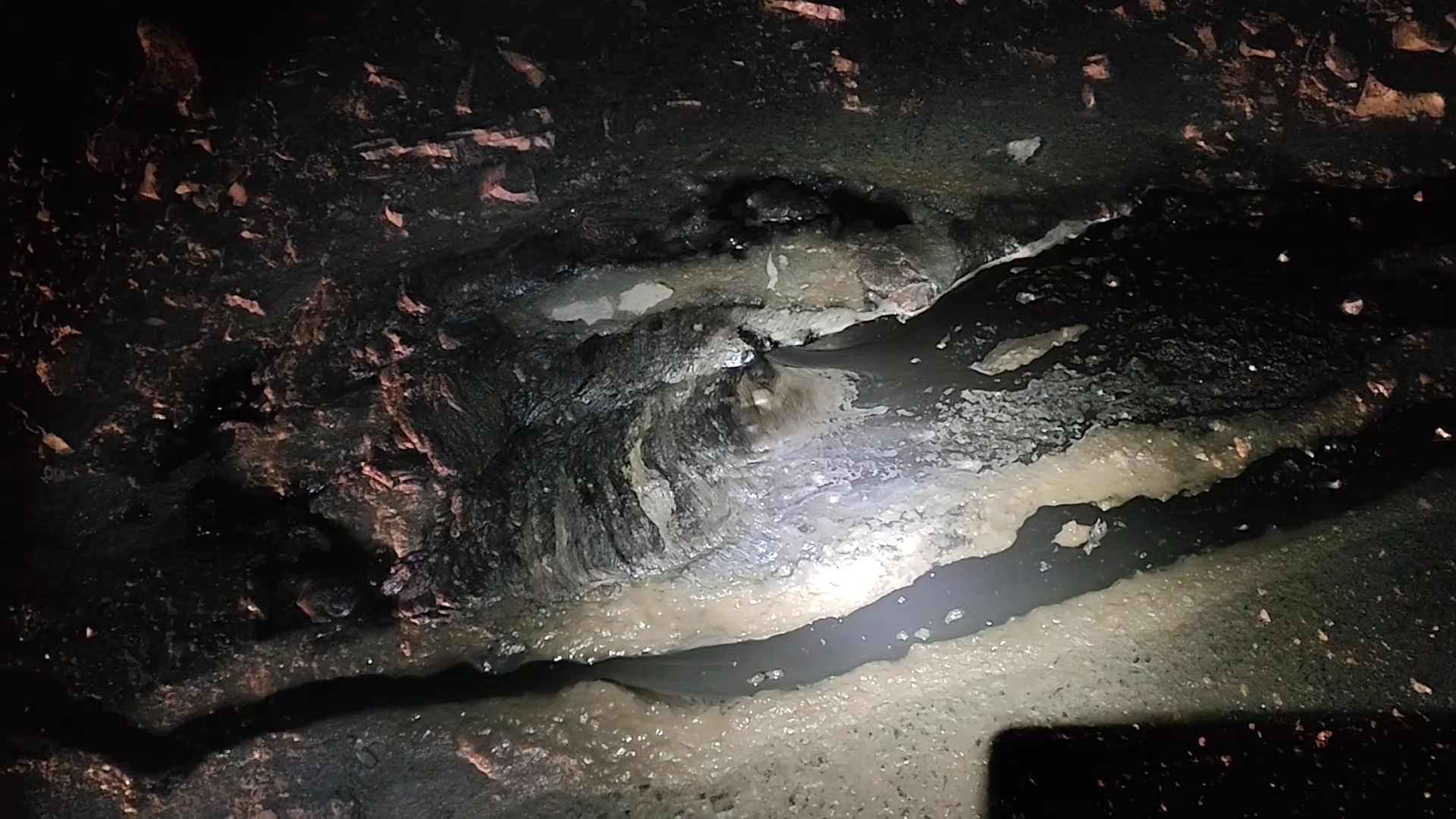 硫酸罐车上坡泄漏 湘西古丈县消防联合多部门紧急处置