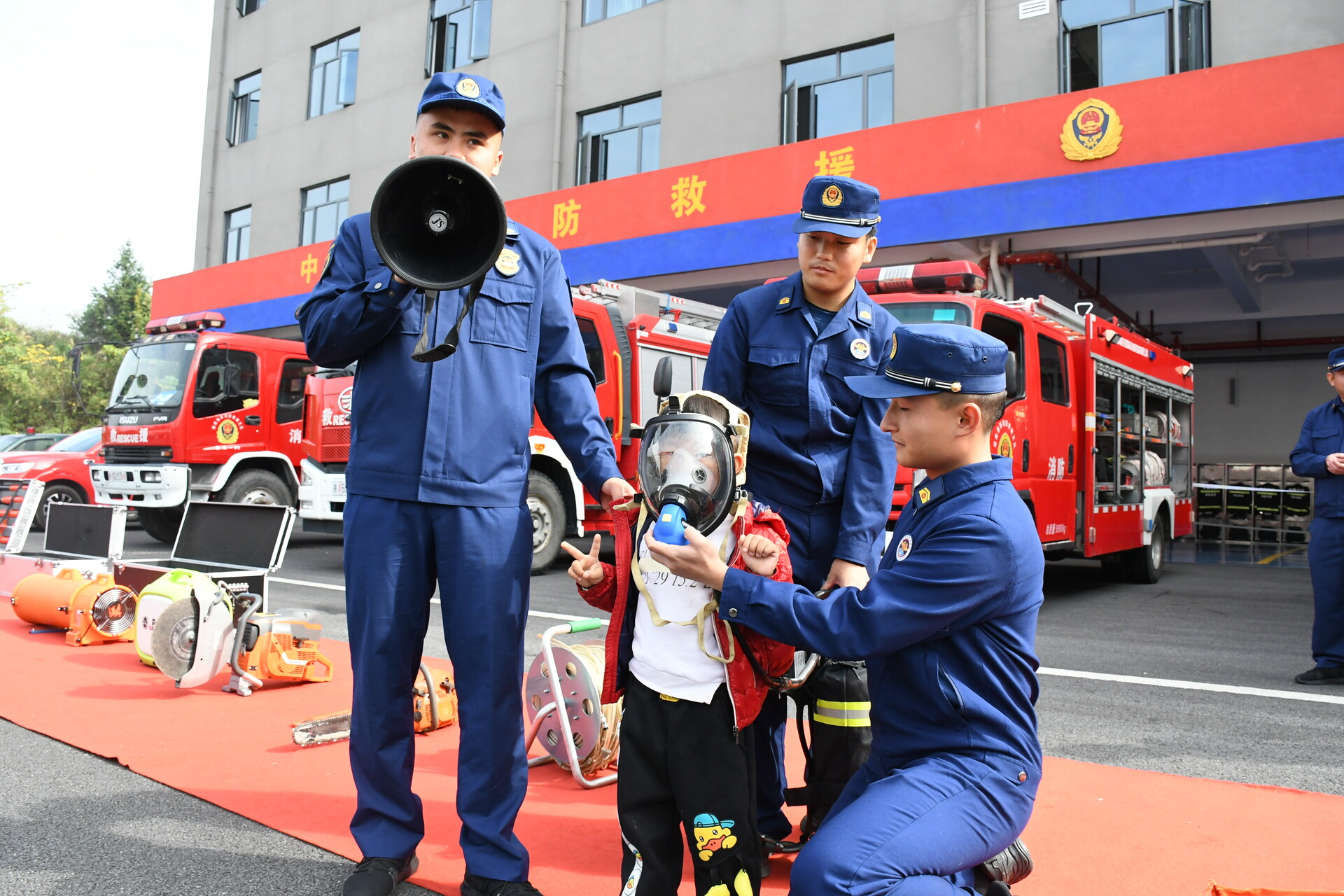 童心致敬“火焰蓝” 安全种子伴成长——兴华童心幼儿园沉浸式消防体验筑牢安全根基