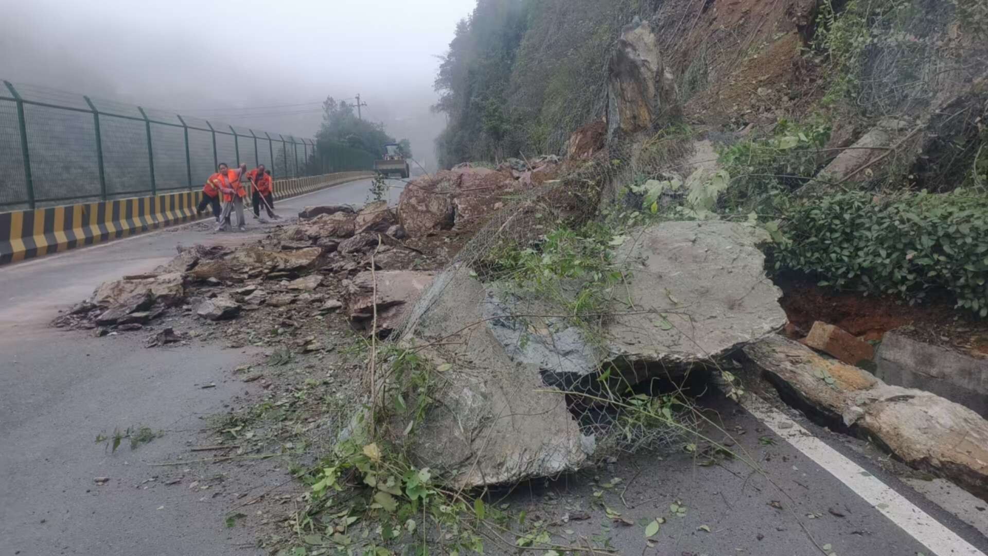G352线古丈县太平村段突发垮方  公路部门高效处置两小时抢通恢复畅通