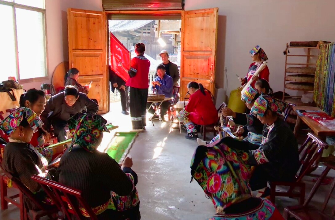 非遗传承助力乡村振兴——坪坝镇对冲村举行绣花打带工坊传习活动