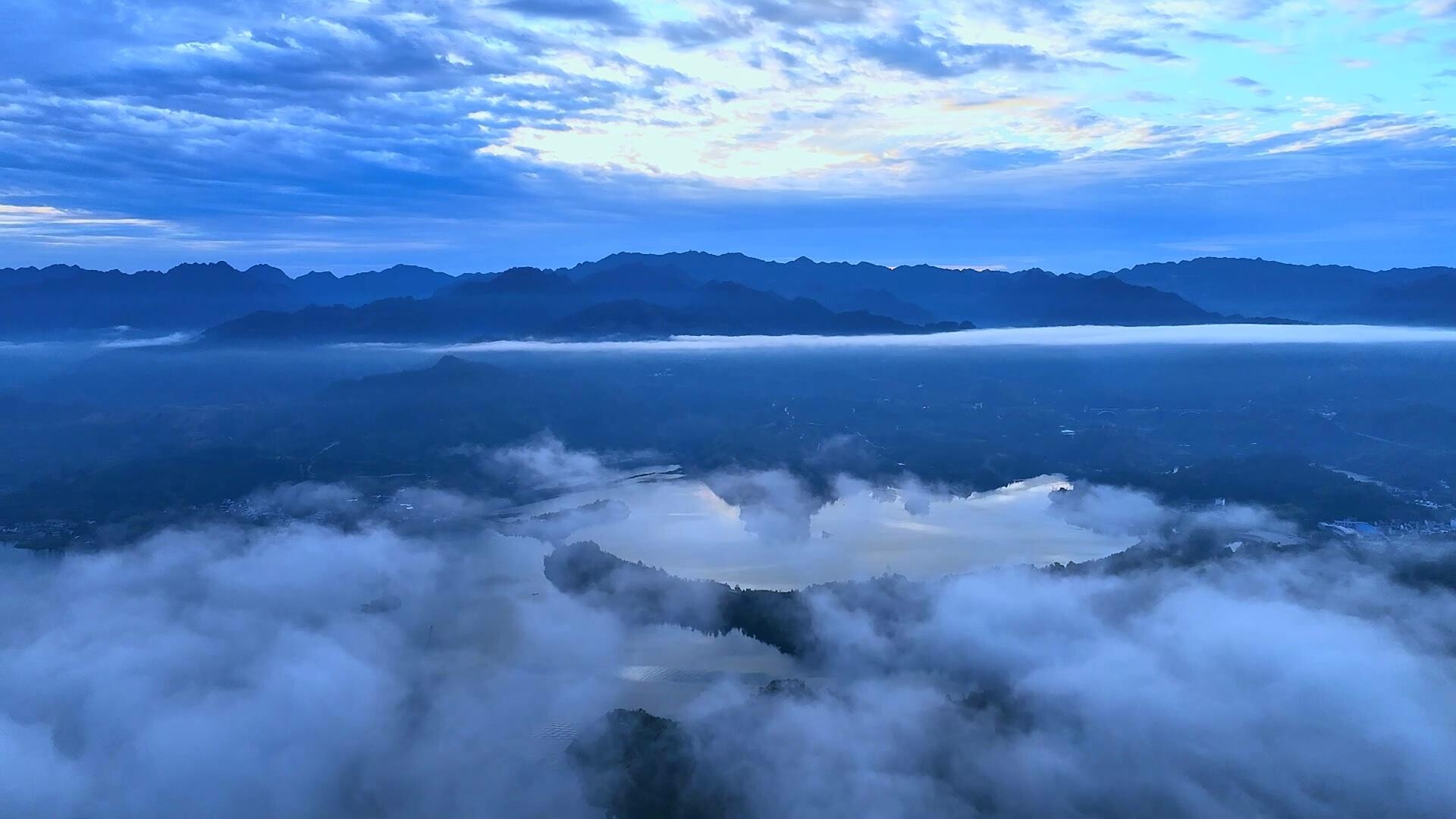古丈栖凤湖冬日晨雾如画，乌桕映水鸭戏清波