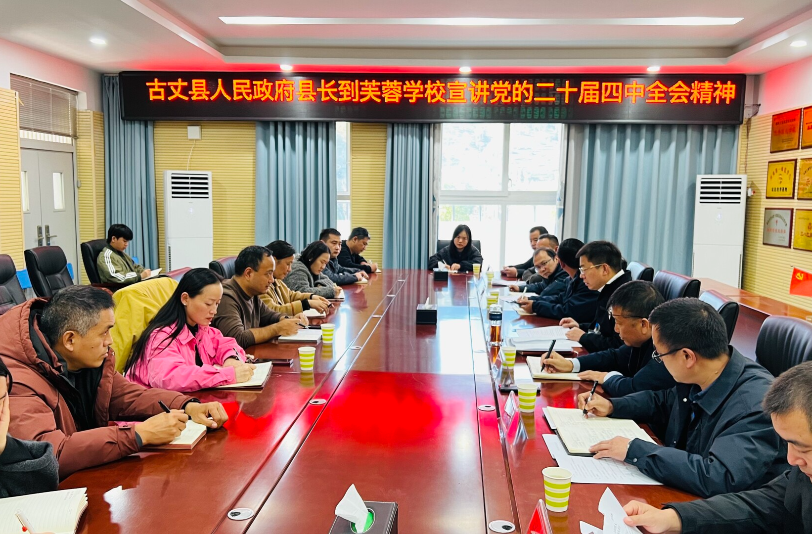 陈建新到县芙蓉学校参加人大代表小组活动并上思政课