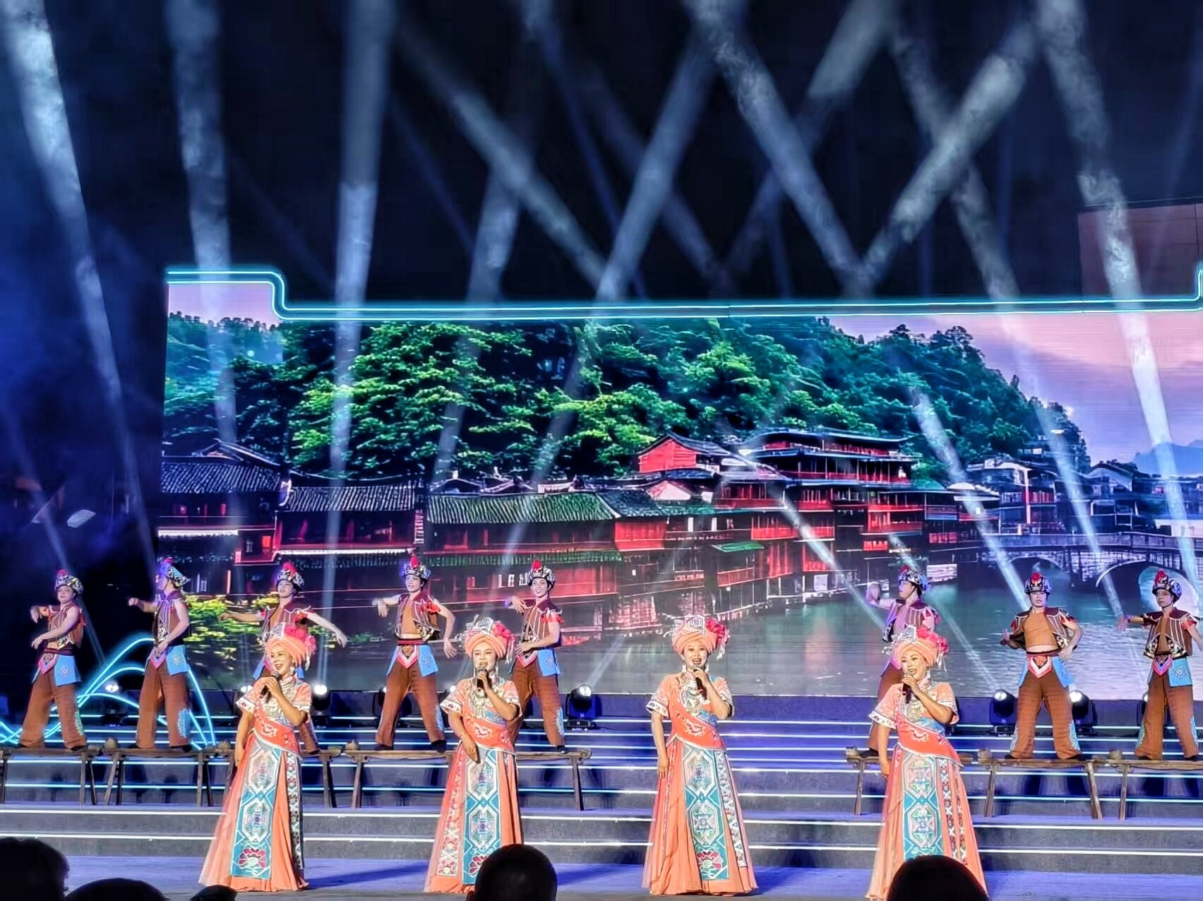 古丈县原创新作《莫扯啰》亮相全省“欢乐潇湘”群文精品展演