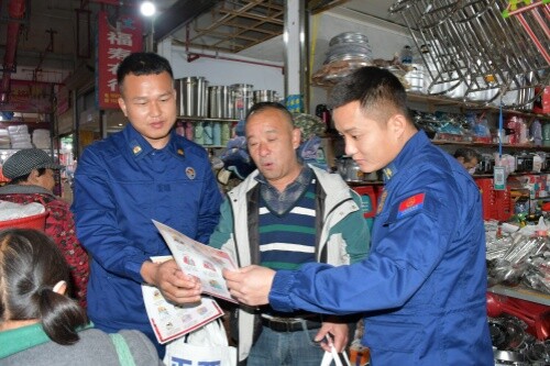 湘西古丈县消防救援大队走进民族大市场开展宣传活动