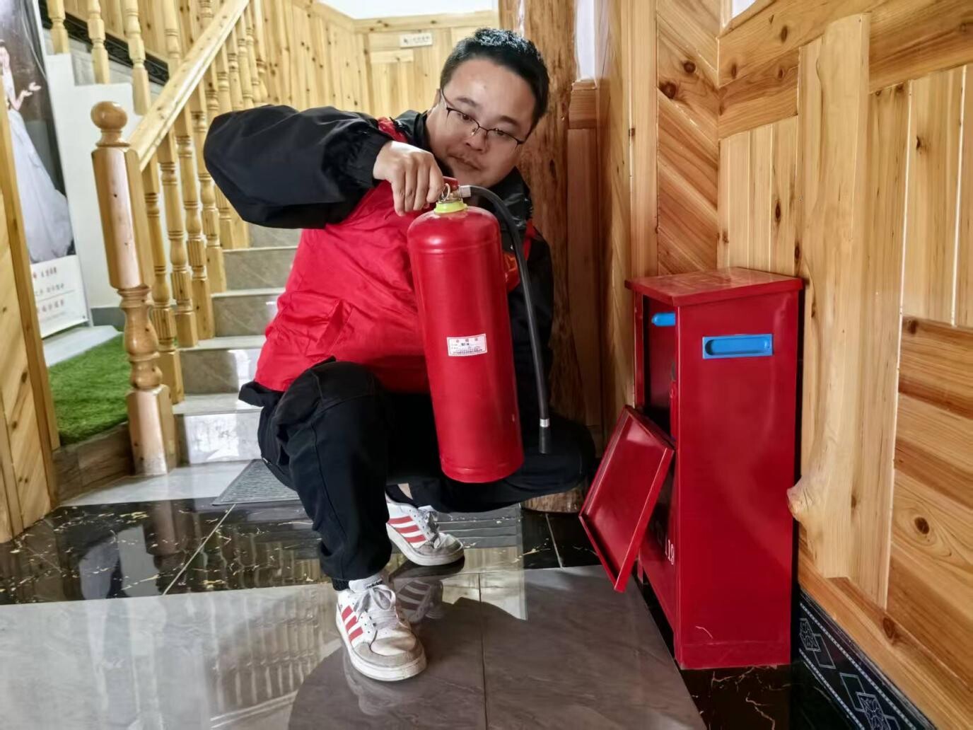 红石林镇：岁末年初消防安全入户 筑牢群众安全防线