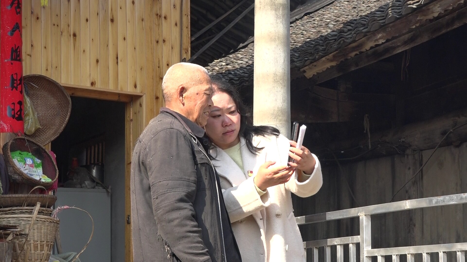 【聚焦两会·代表风采】人大代表风采向利萍：扎根基层奉献青春 履职为民显担当