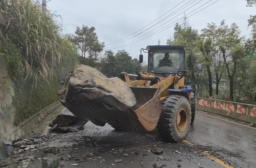 湘西古丈县公路建设养护中心提前排险除患 全力保障牛角山冰雪季道路安全