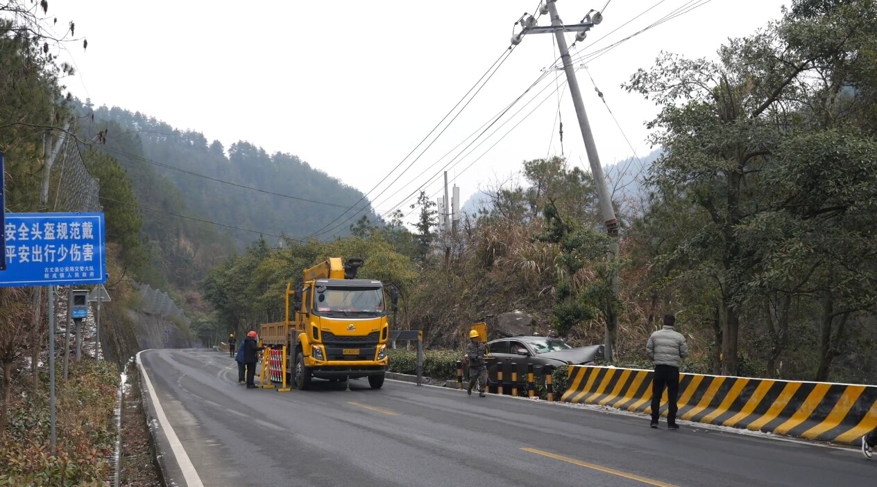湘西古丈：寒潮下山路险 车辆失控撞杆多方联动带电抢修保供电