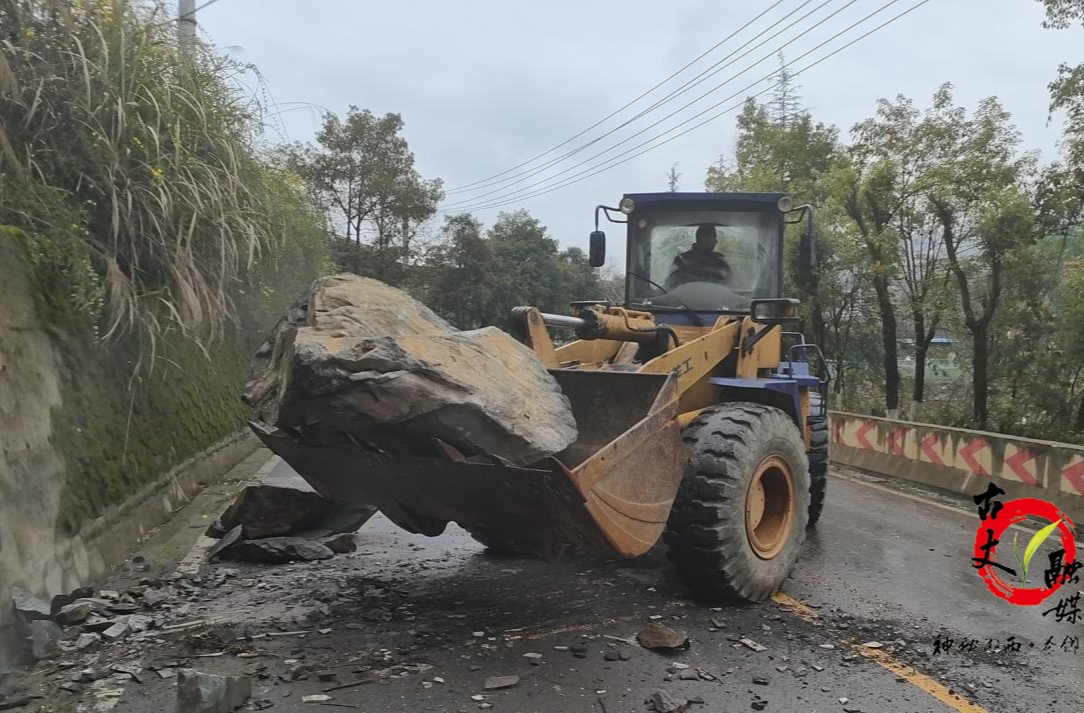 县公路建设养护中心提前排险除患 全力保障牛角山冰雪季道路安全