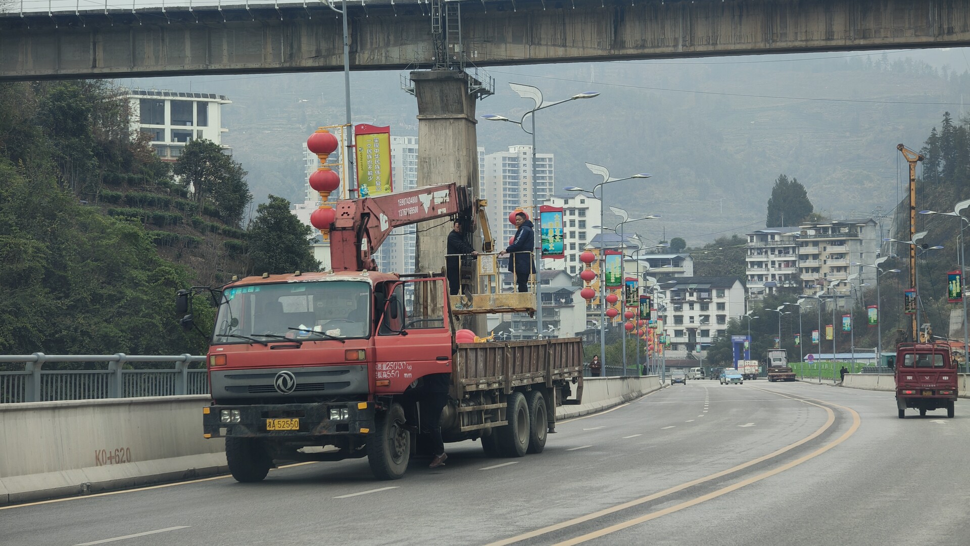 张灯结彩迎新春 湘西古丈城区主干道披上节日“红妆”