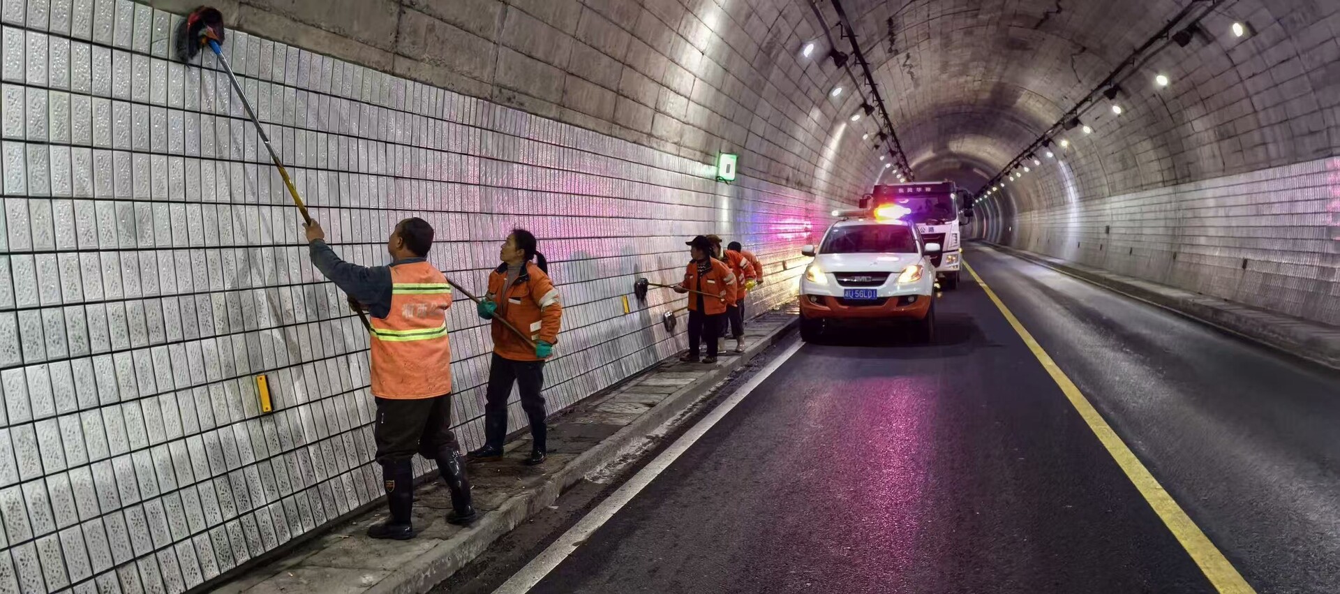湘西古丈县公路建设养护中心持续开展日常养护，扮靓春节“回家路”