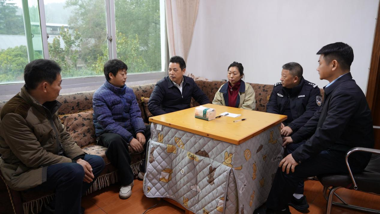 滕朝辉开展节前走访慰问及项目调研 新春送暖到基层 一线调研促发展