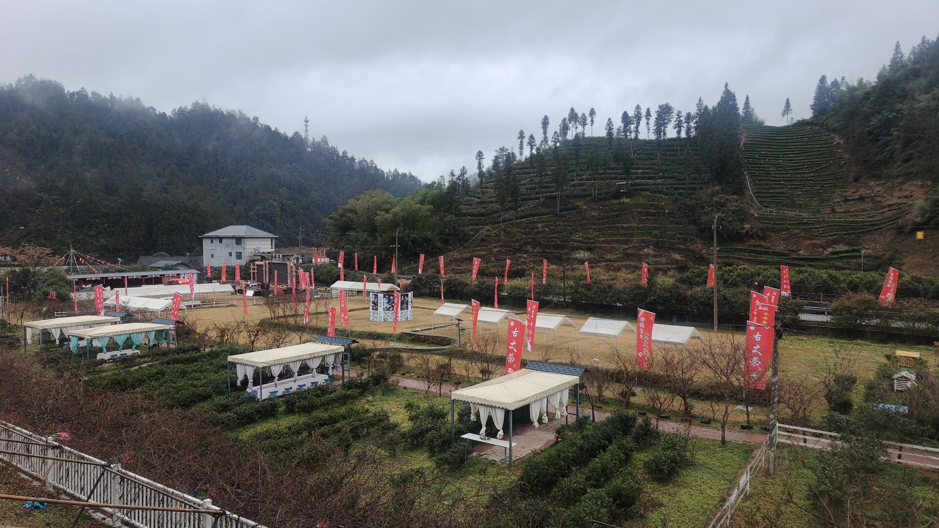湘西古丈县第二届红茶斗茶赛即将开幕 梳头溪村基地紧张搭建中