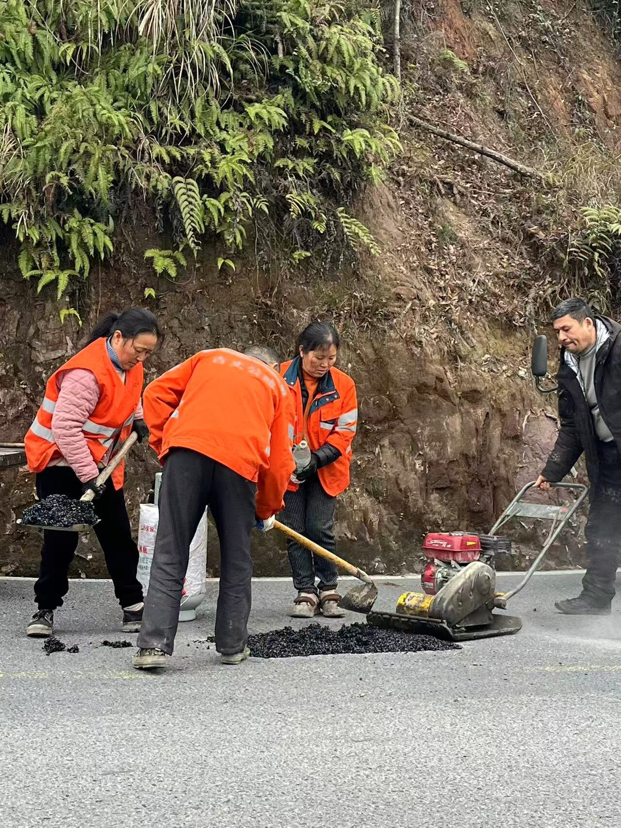 古丈公路建设养护中心聚焦春运保畅，全力推进路面病害处治