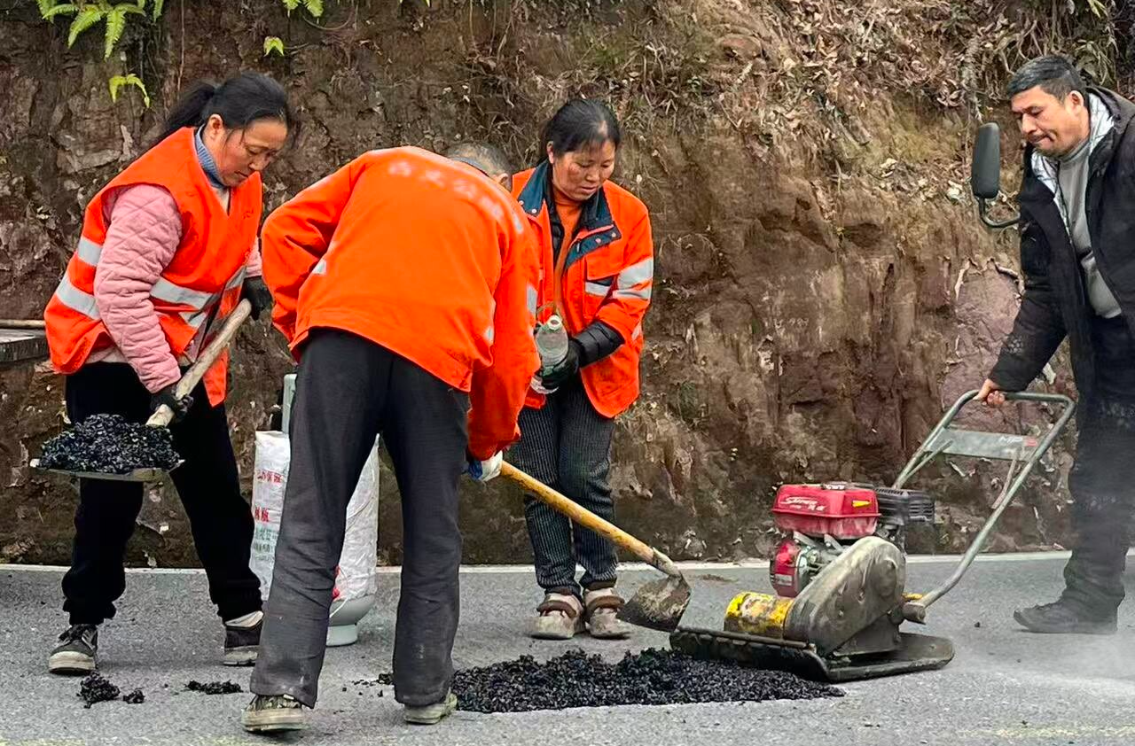 古丈公路建设养护中心聚焦春运保畅，全力推进路面病害处治