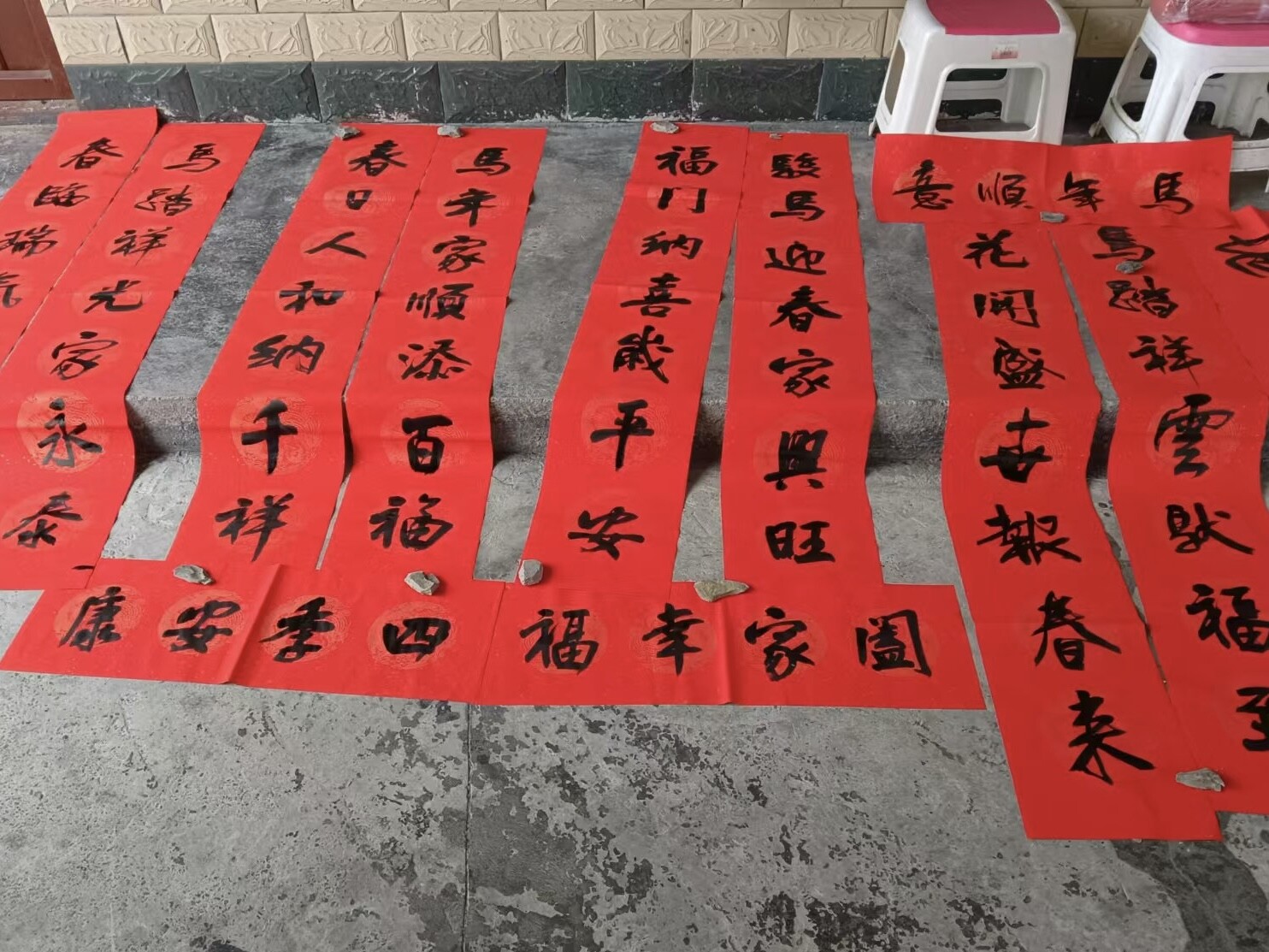 古丈县公路建设养护中心：墨香暖排茹 春联送福到农家