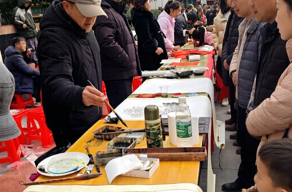 【神秘湘西过大年】“马到成功 福满社区”——湘西古丈县红星社区开展新春赠联活动