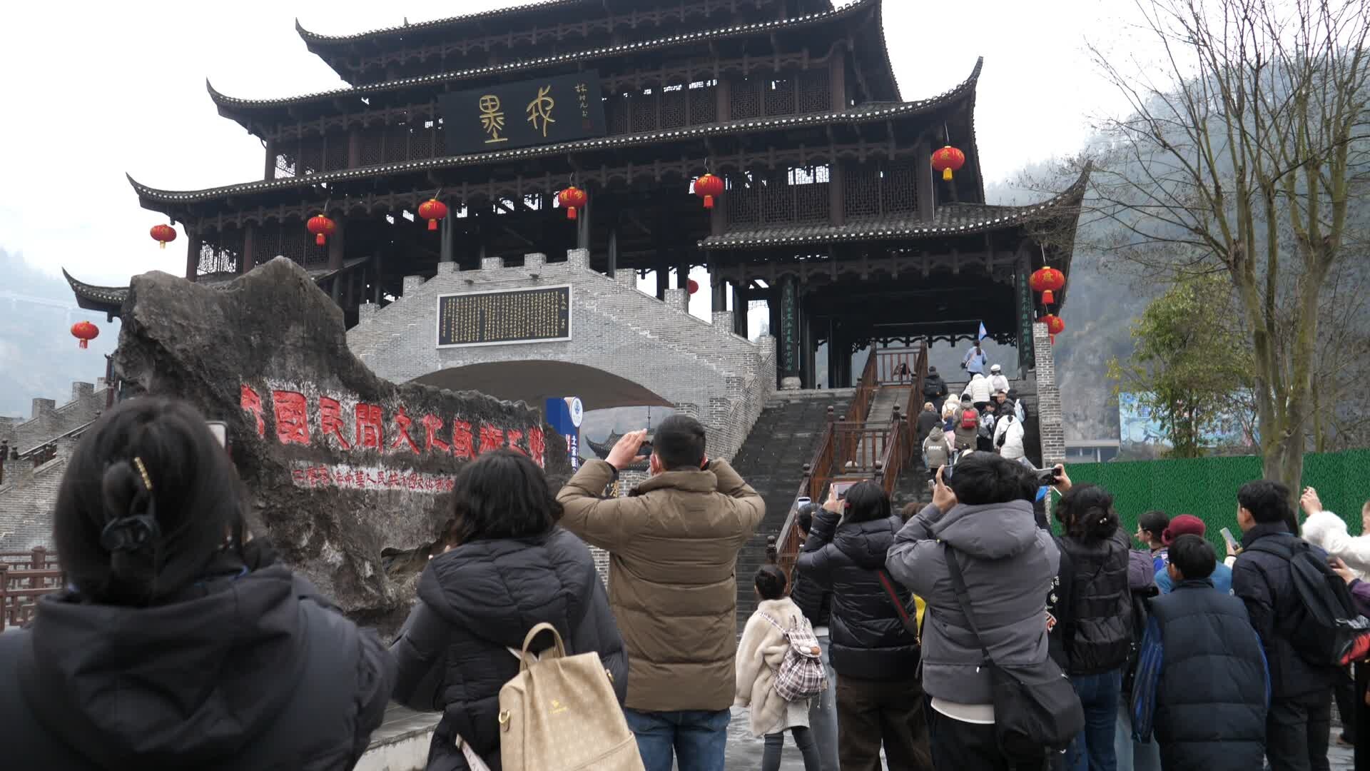 湘西古丈：墨戎苗寨“拦门酒”香飘四海，红石林“亿年奇石”迎八方客