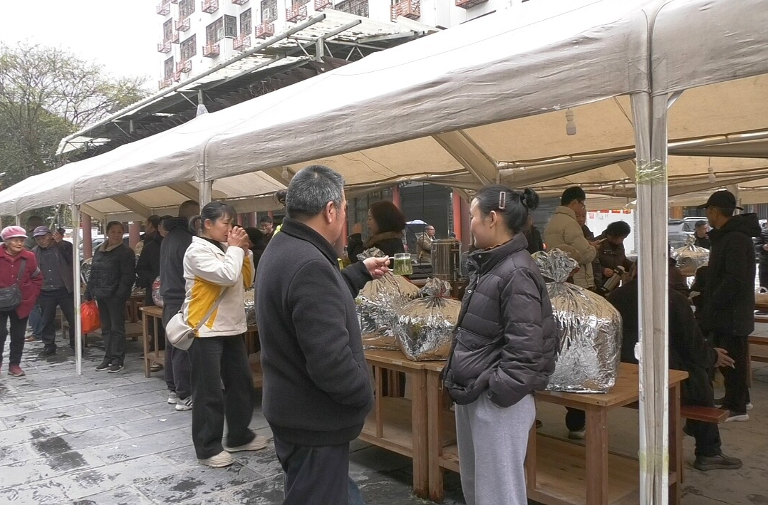 古丈：春茶早市开秤 茶叶抢“鲜”上市