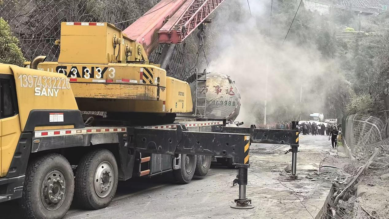 古丈县公路建设养护中心：迅速处置G352线太平段罐车侧翻事故  全力保障道路畅通