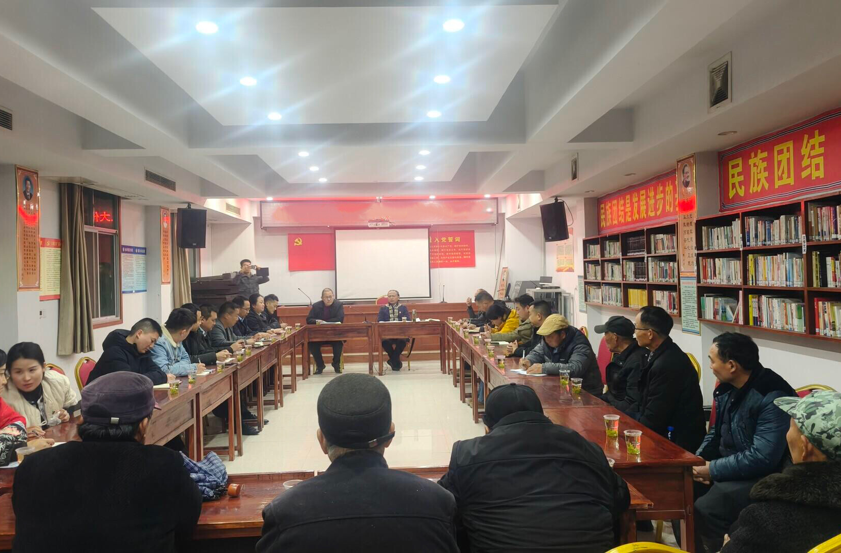 春风化雨润茶山 凝心聚力向未来——全国人大代表龙献文返回古丈县默戎镇牛角山村宣讲全国两会精神