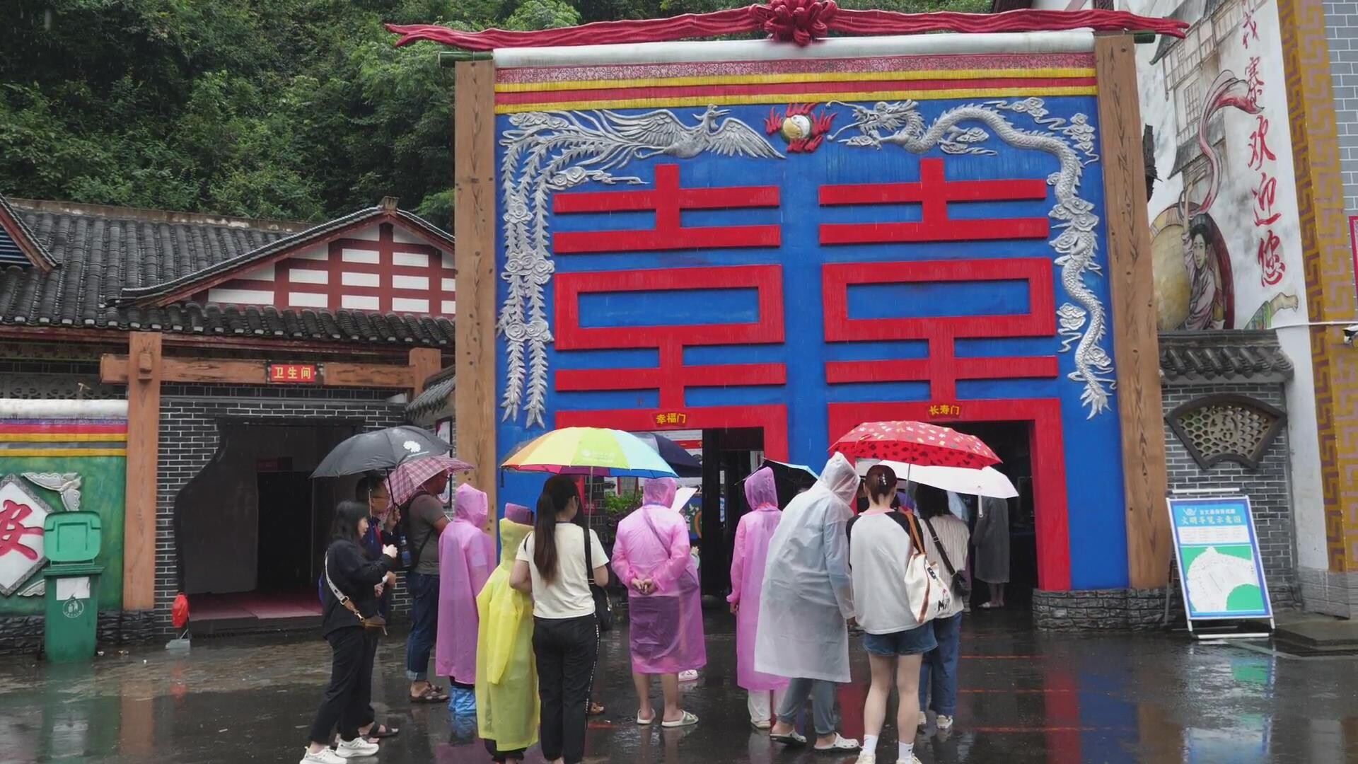 牛角山村戎吾苗寨日接待超2000人次，夯吾苗寨升级完成即将开业