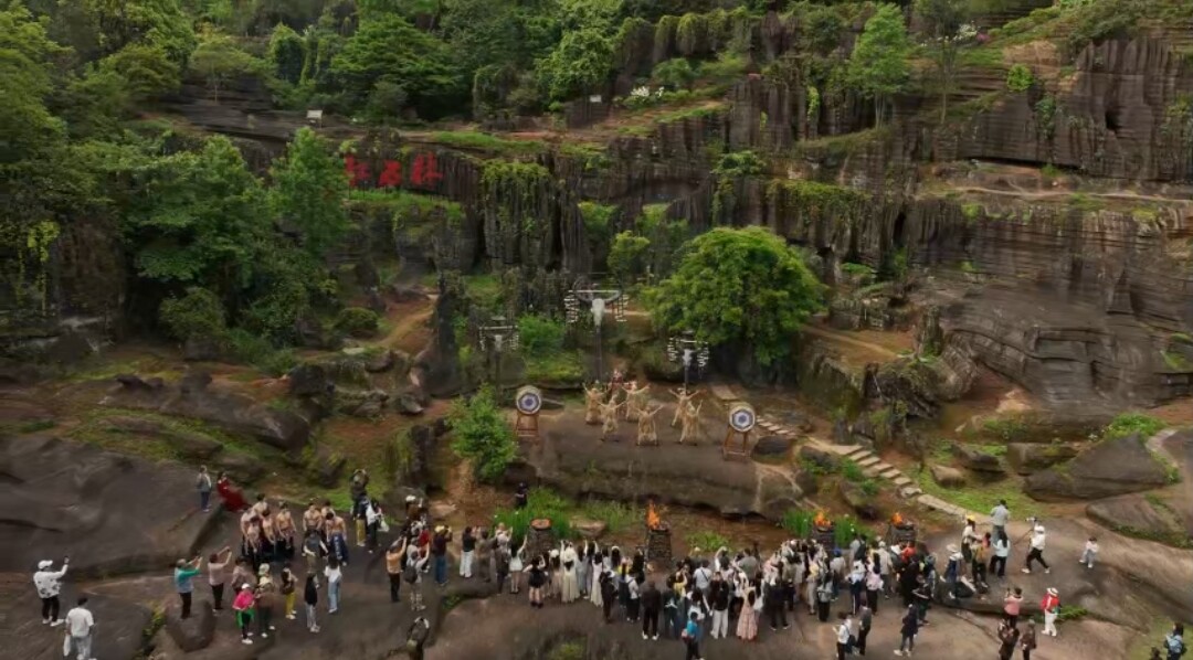 泥浆狂欢 爱在红石林——第十三届湘西摸泥狂欢季古丈红石林景区活动精彩纷呈
