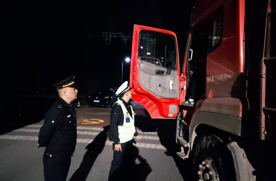 县交通运输综合行政执法大队联合县公安局交通警察大队开展节前夜间治超行动  筑牢假期道路安全防线