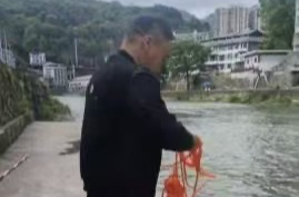 古丈坪社区工作人员与路人合力救起落水者