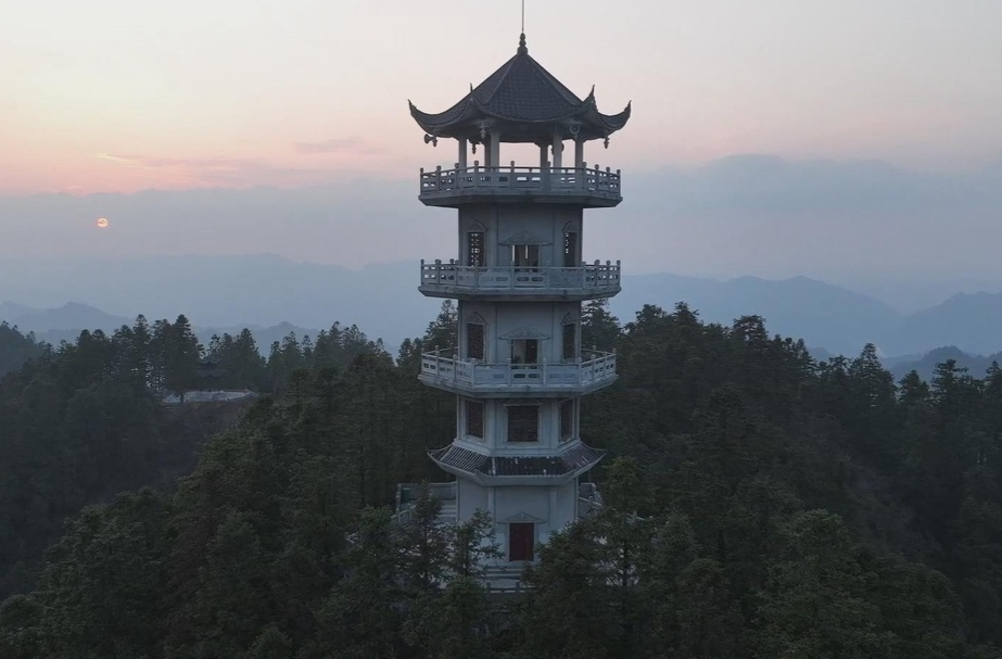 湘西古丈：高望界国家自然保护区“五一”成露营热门地  户外爱好者慕名而来 原始森林中享受“野趣”假期
