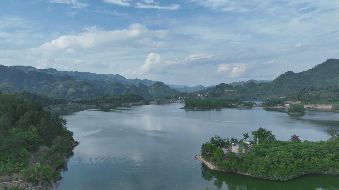 湘西古丈：“五一”自驾游升温 栖凤湖成亲子度假热门地