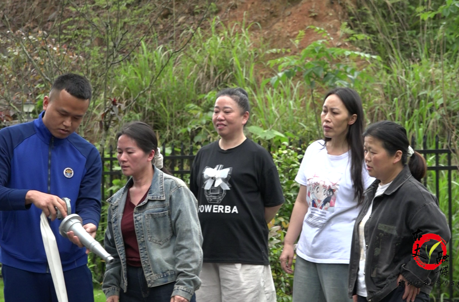 古丈县消防救援局组织商户开展消防培训演练 筑牢安全“防火墙”