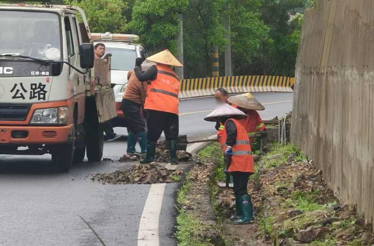 湘西古丈县公路养护中心：汛期坚守战塌方 全力护航旅游黄金线