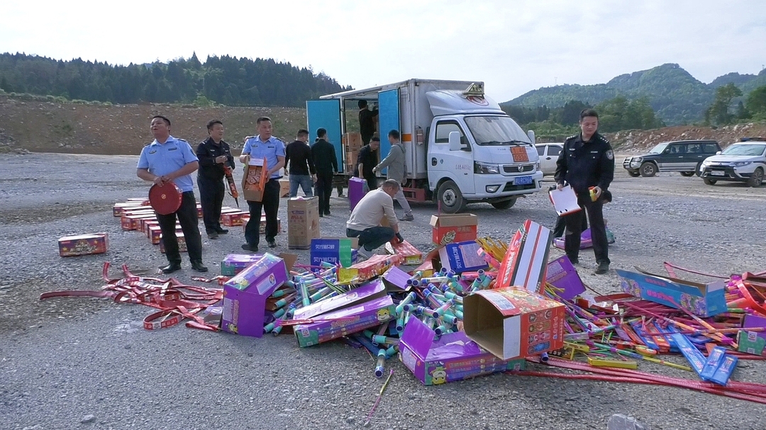 古丈县开展烟花爆竹集中销毁行动 筑牢安全防线