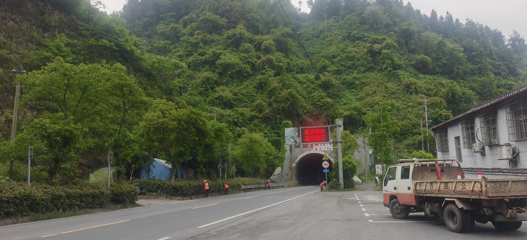 古丈县公路养护中心：汛期坚守战塌方 全力护航旅游黄金线