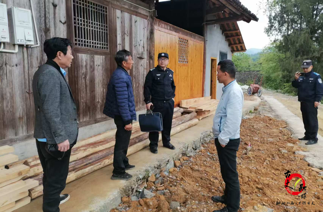情理法巧解邻里纠纷 三步调促成握手言和——断龙山镇综治中心成功调处邻里道路通行纠纷